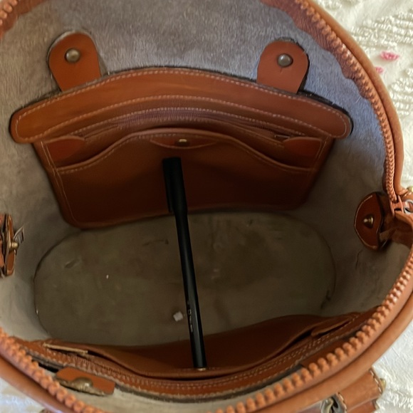 Beautiful Vintage Dooney&Bourke Dome Satchel..Taupe with British Tan details. - Picture 7 of 13